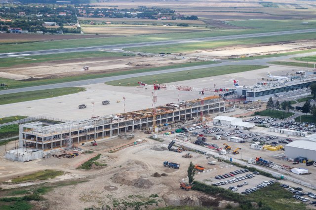Novo lice beogradskog aerodroma: Širi se terminal, gradi se pista, niče još jedan sprat FOTO