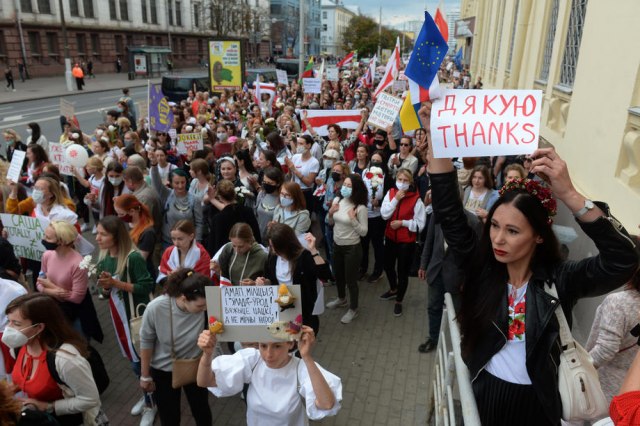 Hiljade žena na maršu protiv Lukašenka u Minsku FOTO
