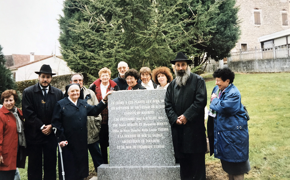 Helena (levo), Ani (desno) sa sestrom Deniz kod spomenika - Albert Sejfer stoji pozadi/BBC