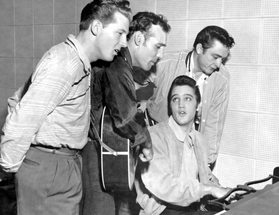 Džoni Keš (desno) sa Džerijem Lijem Luisom, Karlom Perkinsom i Elvisom Prislijem u studijima San 1956. godine/Getty Images