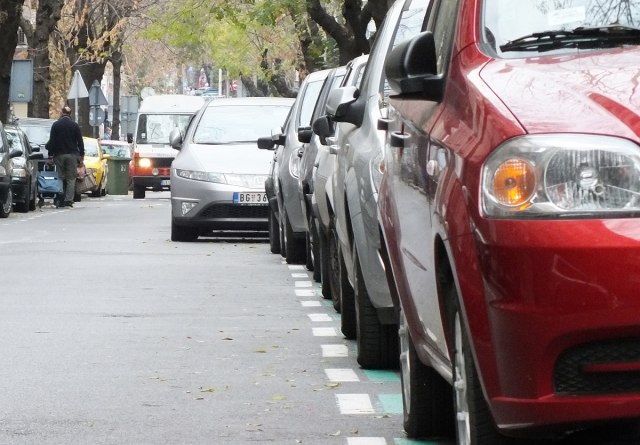 Da li i vas muèi paralelno parkiranje? Uèite od ovog Indijca, on je pravi šampion u tome VIDEO