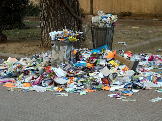 Poštom vraæaju turistima smeæe koje ostavljaju za sobom