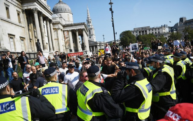 Haos u Londonu zbog restriktivnih mera: Sukobi sa policijom, hapšenja