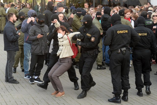 Desetine demonstranata uhapšeno na protestu u Minsku: Meðu njima 73-godišnja aktivistkinja FOTO