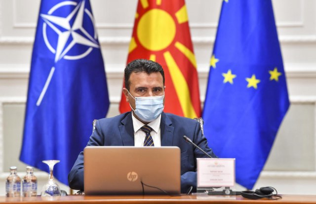Premijer i ministar zdravlja Severne Makedonije kažnjeni zbog vožnje bez kacige
