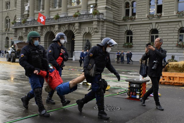 Švajcarska policija bukvalno uklanja ljude ispred parlamenta VIDEO/FOTO
