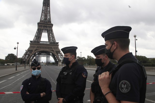 Eiffel Tower evacuated VIDEO / PHOTO