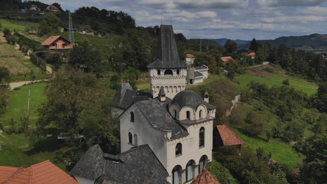 Dvorac u srcu Srbije: Kamen je Ljubivoje dovlaèio ruèno, a mnogi misle da je manastir FOTO