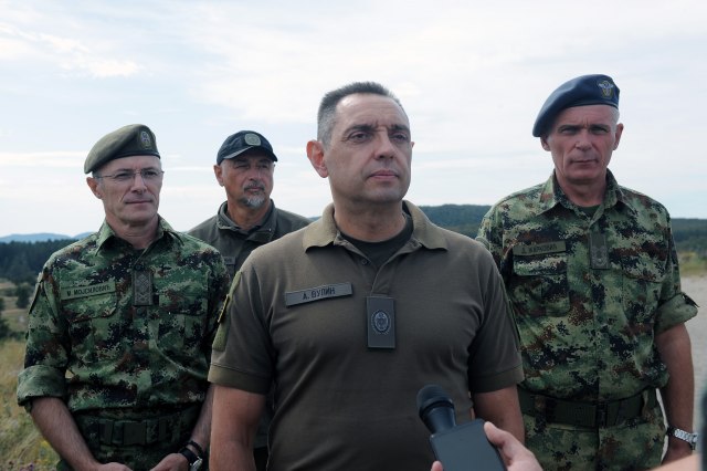Ministar Vulin i general Mojsiloviæ obišli porodice poginulih pilota