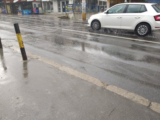 Grad i kiša se sruèili na Beograd: Poplavljene ulice, "bura" na Adi VIDEO