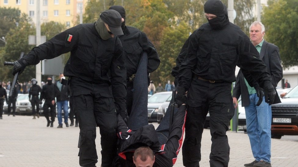 Protesti i Belorusiji: Suzavac, šok bombe, desetine uhapšenih i povici "fašisti, fašisti&#x201c;