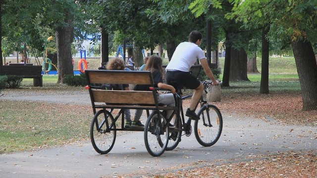Ostvario dečački san: Dragan iz Čačka je jedini vozač rikše u zapadnoj Srbiji FOTO