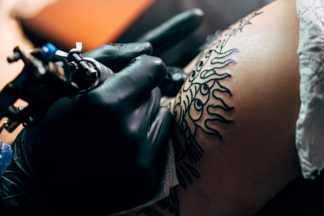 Tetoviranom učitelju zabranili da radi: Deca imala noćne more kad ga vide FOTO