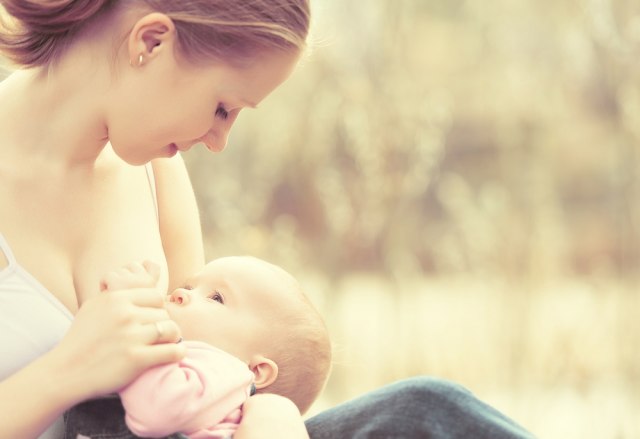 Nova studija pokazala da majčino mleko štiti i od korone: Zašto je dojenje i dalje tabu u Srbiji?