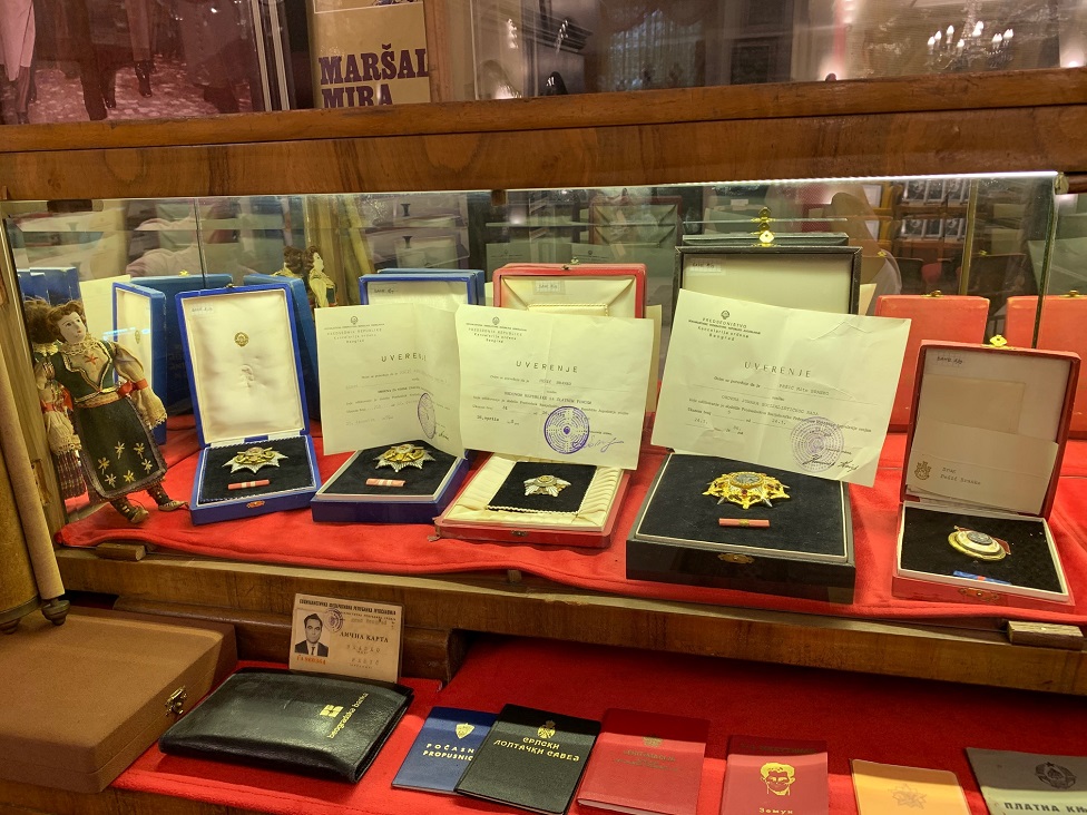 Dragocena zbirka ordenja, medalja i povelja koje je Pešiæ dobio tokom više decenija na razlièitim funkcijama nalazi se u Adligatu/BBC