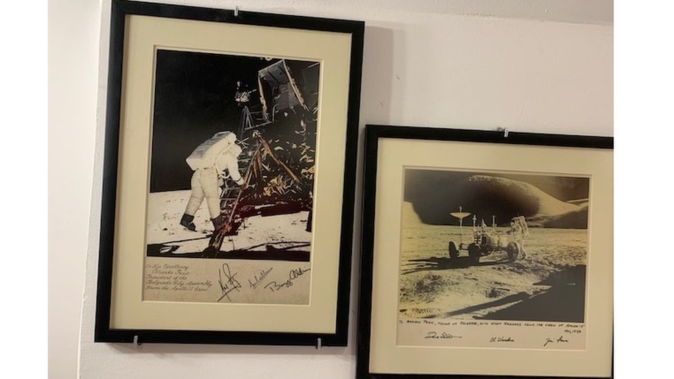 Pešiæ je 1969. godine bio domaæin èlanovima Misije &Apolo 11& i tom prilikom su mu trojica prvih ljudi na Mesecu - Nil Armstrong, Majkl Kolins i Edvin Baz Oldrin poklonili fotografiju sletanja na Mesec i potpisali je. Isto se dogodilo i sa astronauti
