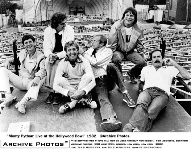 S leva na desno: Majkl Pejlin, Teri Džouns, Erik Ajdl, Grejem Èepmen, Teri Džilijam i Džon Kliz. Foto: GettyImages/Hulton Archive