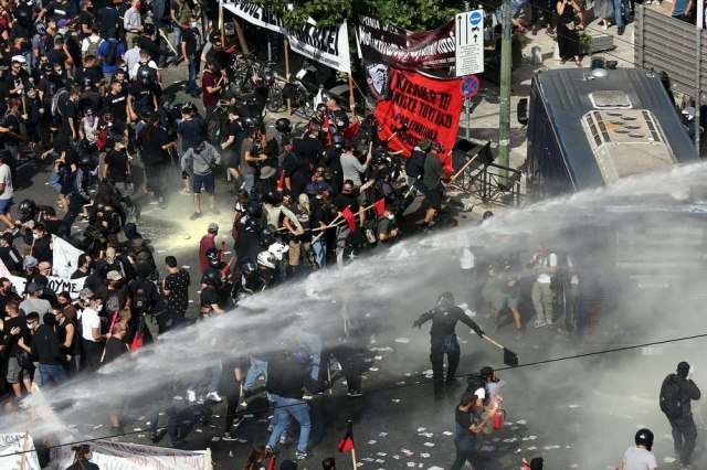 Unjustified police attack on 30.000 people