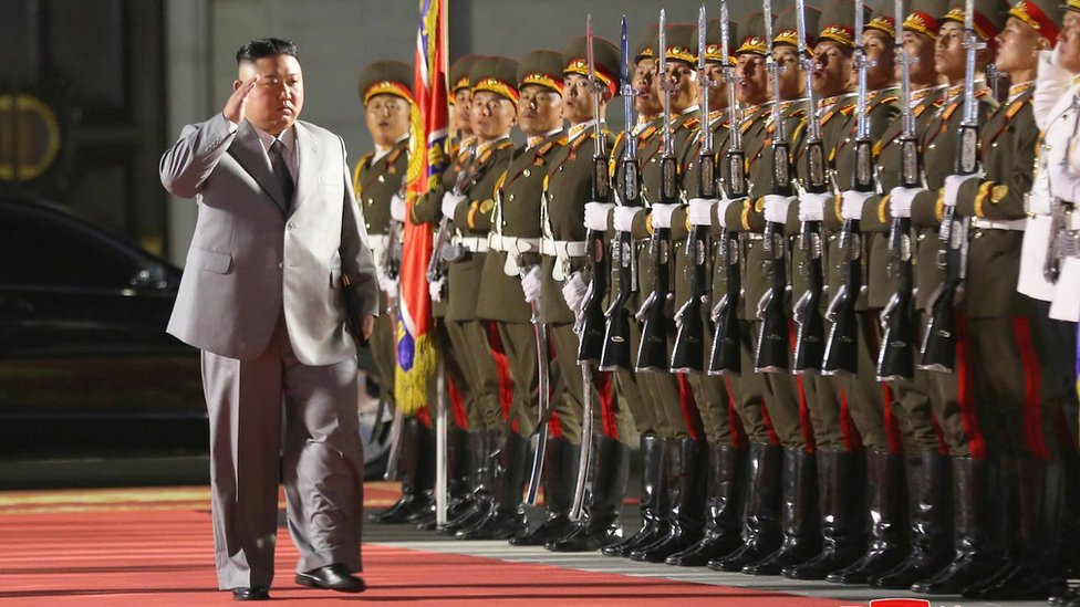 Severna Koreja: Kim Džong-Un prisustvovao vojnoj paradi, prikazane interkontinentalne rakete
