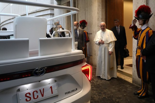 Papa se modernizuje, dobio automobil na vodonik FOTO