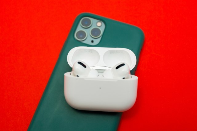 Čvrsta ruka: U jednoj zemlji iPhone 12 mora da dolazi sa slušalicama