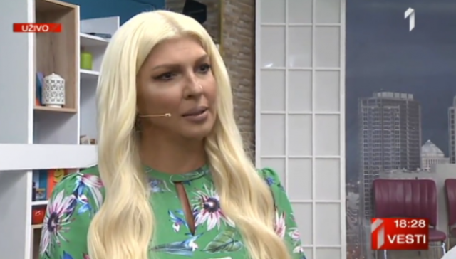 "Želim da ovako izgledam kad budem imala 42 godine": Karleuša snimila selfi u crnom vešu FOTO