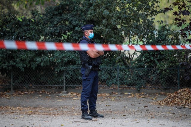 Pariz: Ubica odsekao muškarcu glavu vièuæi Alahu akbar, policija ga ustrelila