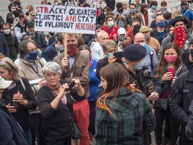 Burno u Pragu: Stotine demonstranata napalo policajce, upotrebljeni vodeni topovi i suzavci