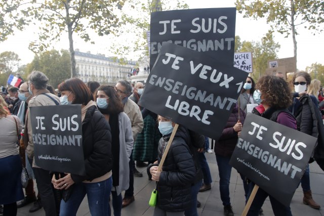 Ubijeni francuski nastavnik odmah proglašem muèenikom slobode