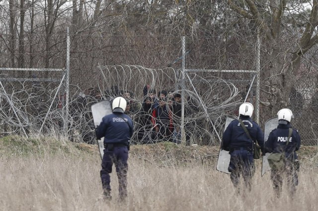 Greeks erect giant fence along border: It will be surrounded by barbed wire PHOTO