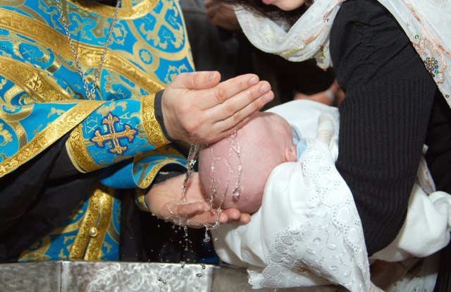 Krštenje pošlo naopako, roditelji tuže popa: "Beba je bila u šoku" VIDEO