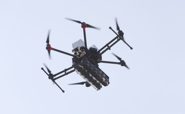 Kinezi prikazali novu tehnologiju: Roj dronova slama neprijateljsku odbranu VIDEO