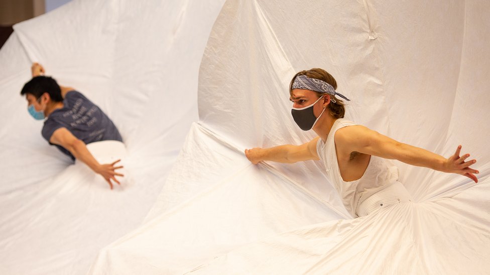 Korona virus i umetnost: Baletski spektakl u kostimima za fizièko distanciranje