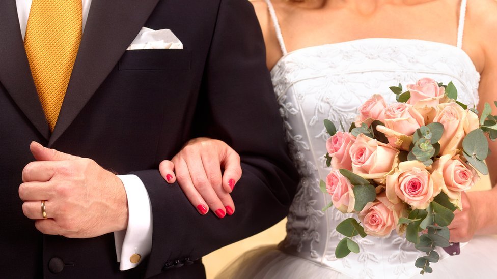 Brak, venèanje i tradicija: Zašto toliko mladih žena i dalje menja devojaèko prezime u muževljevo