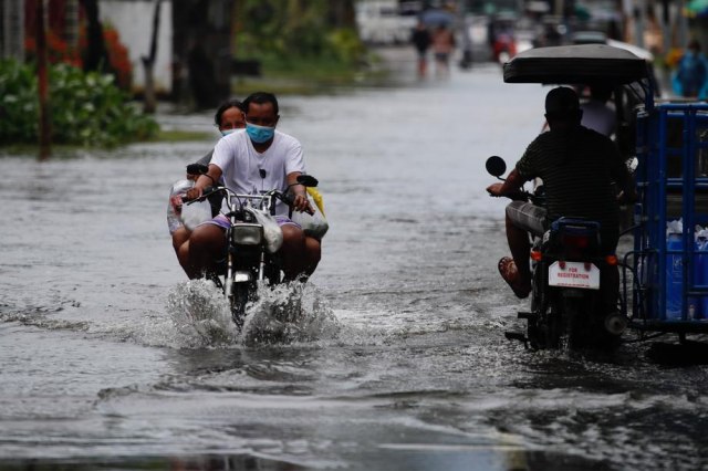 Tajfun primorao hiljade ljudi da se evakuišu FOTO