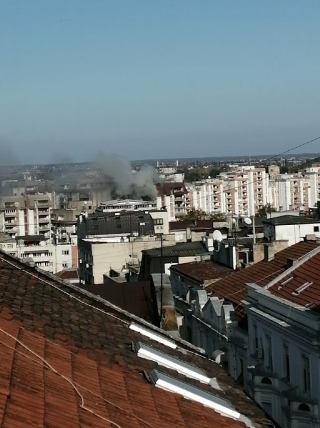 Požar u stanu na Dorćolu: Tri osobe evakuisane, jedna hospitalizovana VIDEO/FOTO