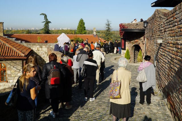 A u meðuvremenu: Stotine ljudi na Kalemegdanu èekaju da uðu u Crkvu Svete Petke FOTO