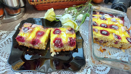 Zasladimo se: Kremasti sočni kolač sa pudingom i voćem