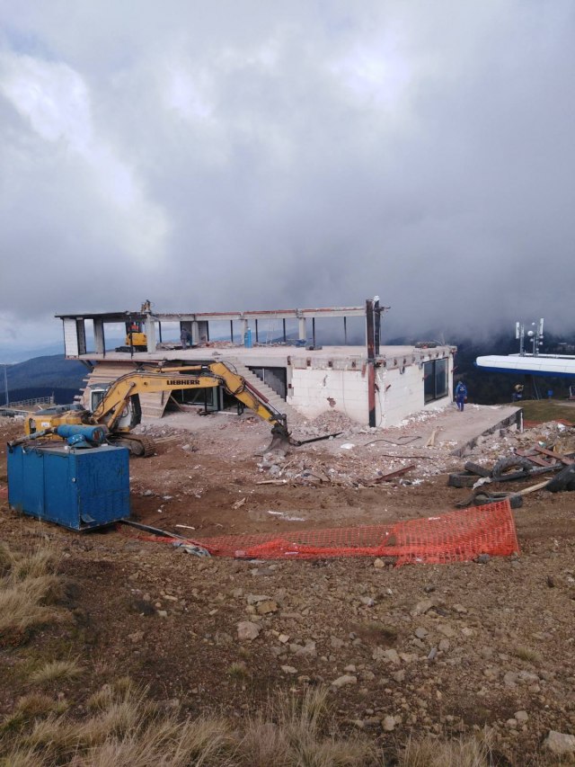 Nastavlja se rušenje nelegalnog objekta na Panèiæevom vrhu