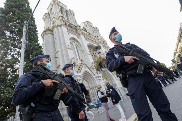 Još jedan: Napadaè nožem nasrnuo na policajce u Parizu VIDEO