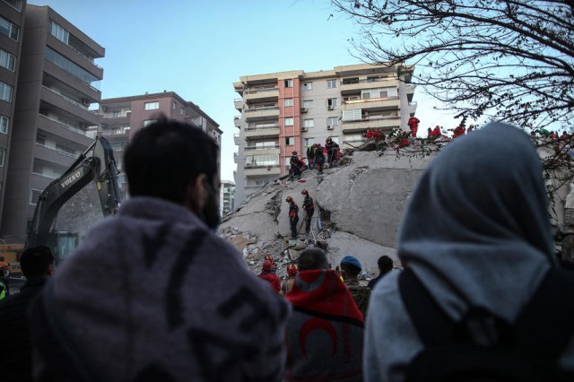 Raste broj žrtava zemljotresa u Egeju; Traga se za preživelima pod ruševinama u Izmiru FOTO