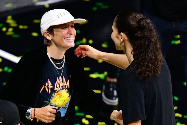 Velikanke sporta ulaze u brak: Fudbalerka Megan Rapino zaprosila košarkašicu Sju Bird FOTO/VIDEO