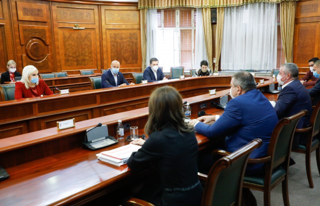 Mihajlovićeva sa direktorima javnih preduzeća, Bajatović udaljen sa sastanka VIDEO