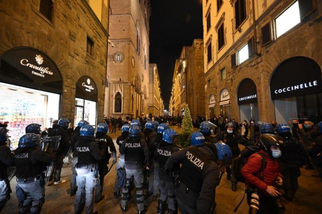 Flašama i kamenicama napali policiju: Demonstracije protiv vladinih mera u Firenci