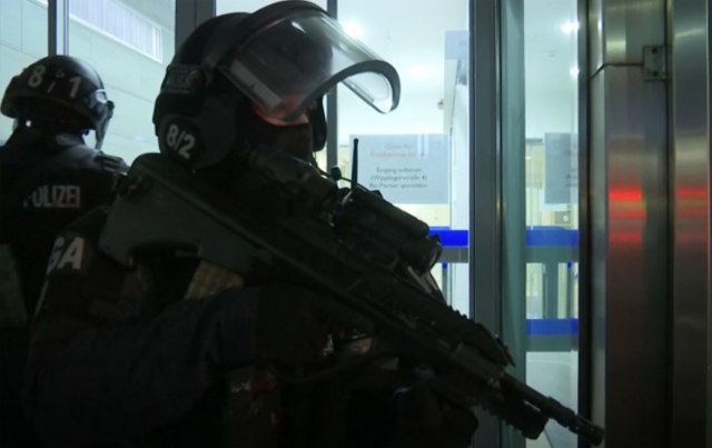 Za B92.net iz Beèa: "U restoran je upao èovek sa pištoljem, sve je u haosu" VIDEO
