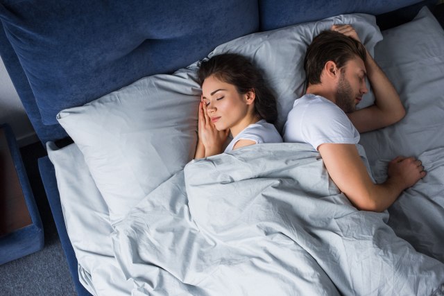 Tri položaja u kojima spavaju parovi koji će se verovatno razvesti