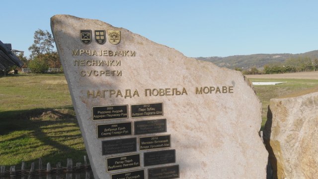 Bećkoviću i drugim velikanima tu je uklesano ime: Pesnička stena u srcu Šumadije FOTO