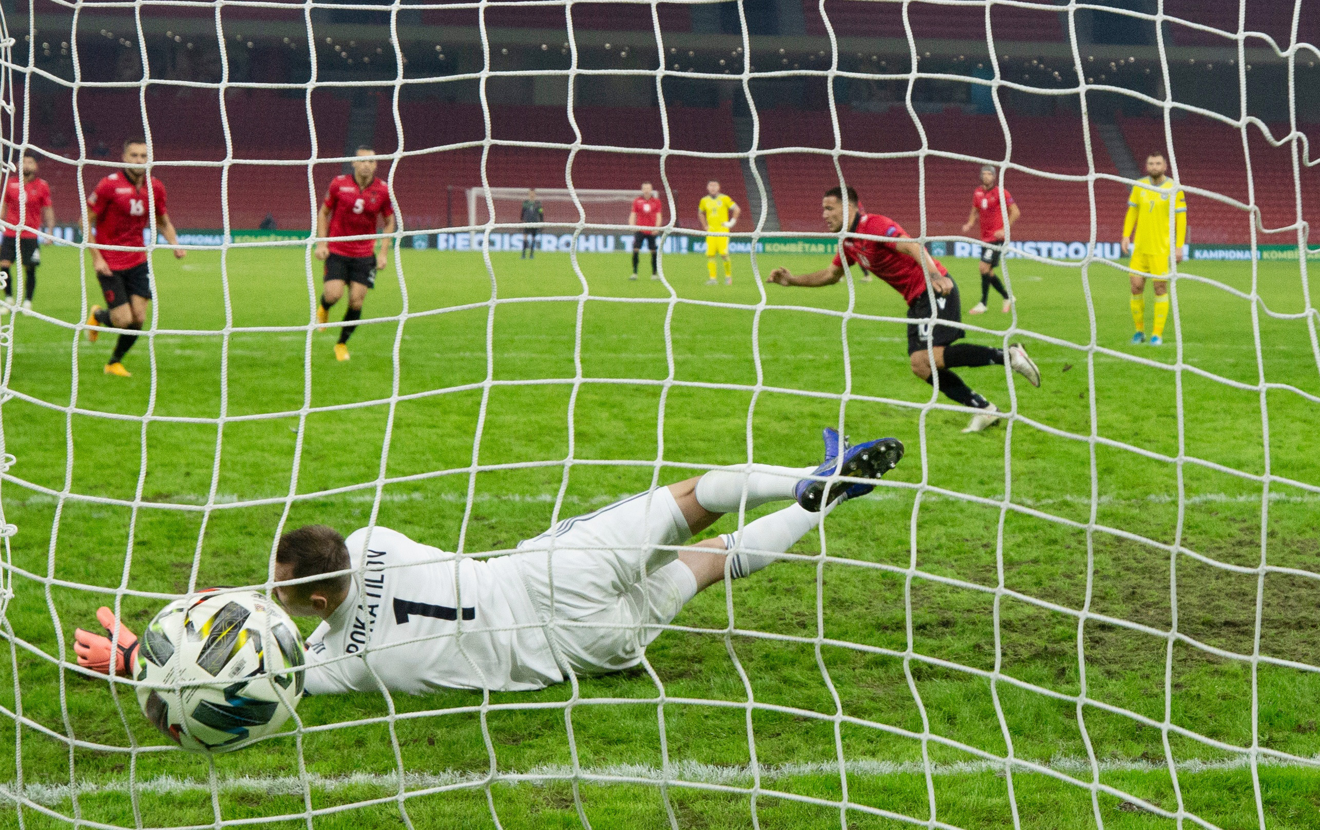 Забил центр поля. Забил центр поля. Вратарь футбол. Забил центр поля. Пеле дасаев с центра поля.