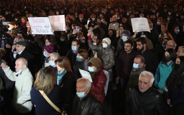 Napeto u Jerevanu: Demonstranti blokirali ulice, jedan zahtev