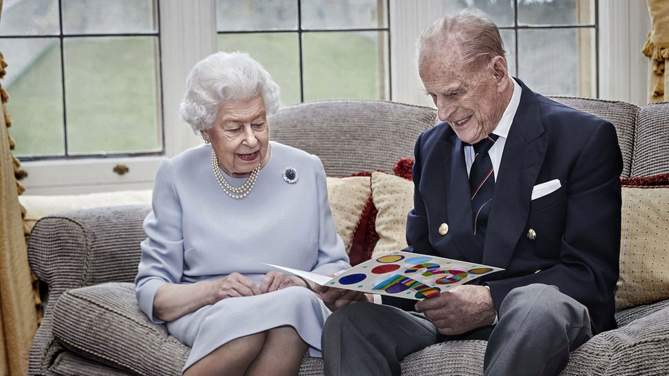 Britanija i kraljevska porodica: Kraljica Elizabeta i princ Filip obeležili 73. godišnjicu braka novom fotografijom